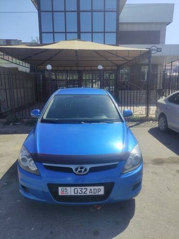 продаю или меняю на дом: Автомобиль Hyundai i30 синего цвета в кузове хэтчбек. Модель имеет