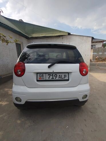арзан авто машиналар: Компактный белый хэтчбек Daewoo Matiz, идеально подходящий для