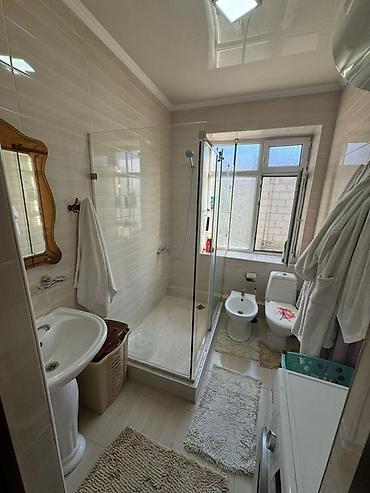 Продажа коттеджей и домов: Продается шикарный дом в ж/м Киргизия-1! (500 метров от проспекта — 2