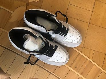 Krasofkalar və idman ayaqqabıları: Nike Ağ–boz rəng kombinində, qara “Swoosh” loqolu yüksək boğazlı — 1