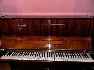 fender gitara simleri: Upright pianino – “Fantaziya” modeli - Korpus: parlaq laklı tünd qoz — 3