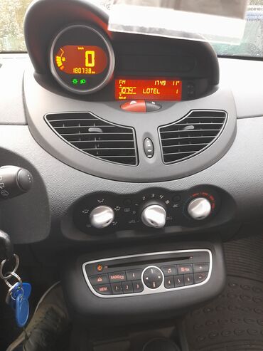 Renault: Renault Twingo – gradski hečbek, 3 vrata, srebrna boja. Karoserija i — 6