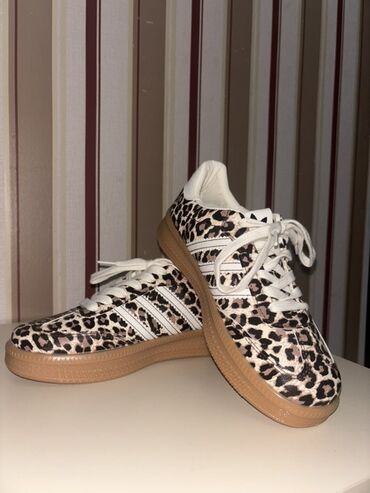 детские кроссовки для футбола: Leopard naxışlı idman ayaqqabısı 70 azn alınıb heç geyinilmeyib,39