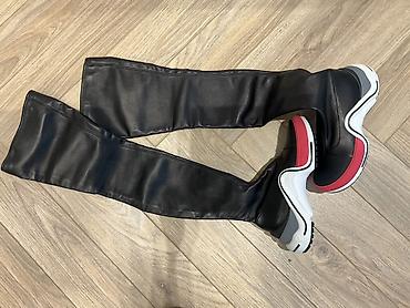 Çəkmələr: Louis Vuitton. Paris butikindən 1490 euro (2970 AZN) alınıb və heç — 2