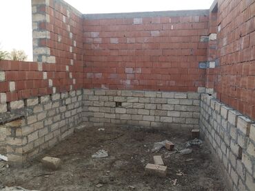 Metal məhsulları: Yarımçıq tikinti layihəsi mövcuddur. Divarlar qırmızı kərpic və beton