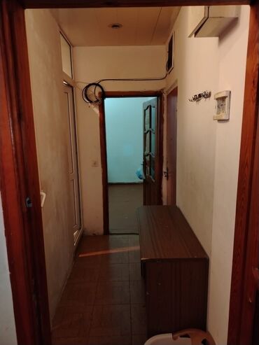 Uzunmüddətli kirayə mənzillər: Memar ecemi metrosuna yaxin 5/5 mertebesi de 2 otaqli ev 400 — 9