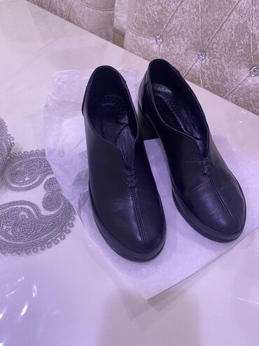 Botinka və botilyonlar: Qadın ayaqqabısı – qara, klassik model təmiz dəridir çox az istifadə