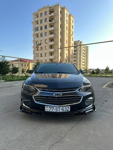 Chevrolet: Ön görünüşü nümayiş etdirilən bu qara rəngli Chevrolet Malibu