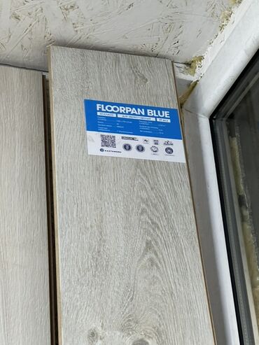 Ламинат: Ламинат Floorpan Blue с текстурой дерева светлого оттенка. Подходит