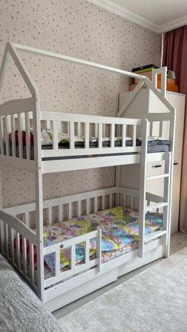 детская кровать шкаф стол в одном: Продам детскую двуярусную кровать срочно, высота от пола до конца