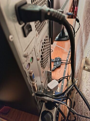 Masaüstü kompüterlər və iş stansiyaları: Fujitsu stolüstü kompüter seti Tərkib: - Fujitsu mid-tower sistem — 7