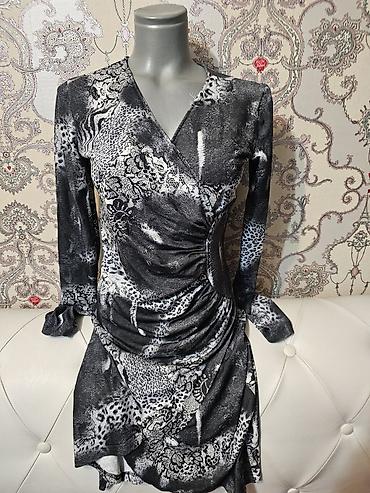 boho torbice: Elegantna ženska haljina sa animal printom i efektom preklopa.
S/M vel — 1
