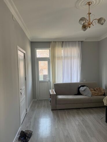 lökbatanda satilan bina evleri: Bakı, 4-cü mikrorayon, 2 otaqlı, Köhnə tikili, m. Memar Əcəmi, 42 kv. m