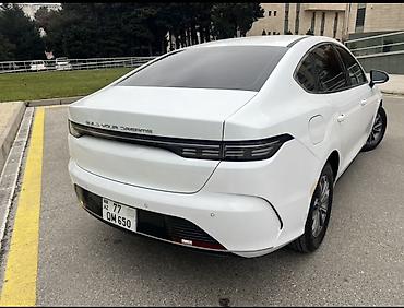 byd acar: BYD sedan – ağ rəng, müasir dizayn və aerodinamik kuzov.Taxşı — 6