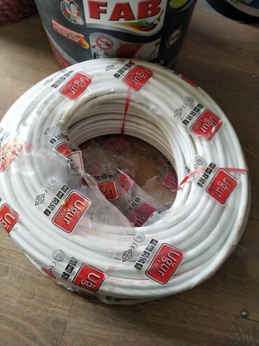 Zibil torbaları: Ağ rəngdə "Uğur Kablo" markalı elektrik kabeli rulonu. Kabel plastik