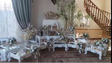novruz xoncaları: Mebel matiralindan yiğilmiş xonça desti 3 çür gül destide uzerinde