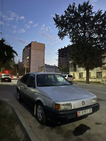 пассат 2010: Volkswagen Passat: 1990 г., 1.8 л, Механика, Бензин, Седан