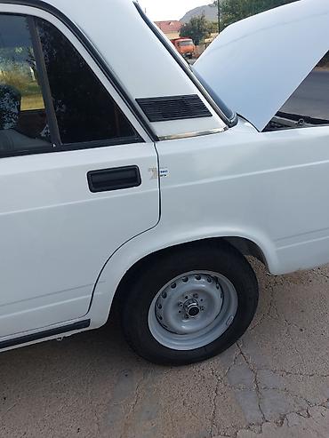 VAZ (LADA): VAZ 2107 sedan – klassik ağ rəngdə, 4 qapılı, arxaötürücülü. Texniki — 13