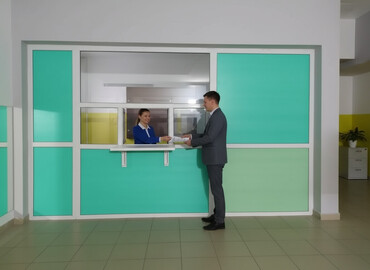 прозрачные коробки: Сервисное окно с алюминиевой рамой и вставками из поликарбоната