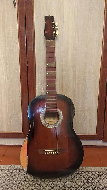 gitara capo: Akkustik gitara – klassik korpus, tünd qəhvəyi sunburst lak örtüyü — 1