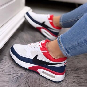 Patike: Nike air max 2 patike

Novo
Brojevi 36 do 41

fb Moja Kupovina 1 — 9