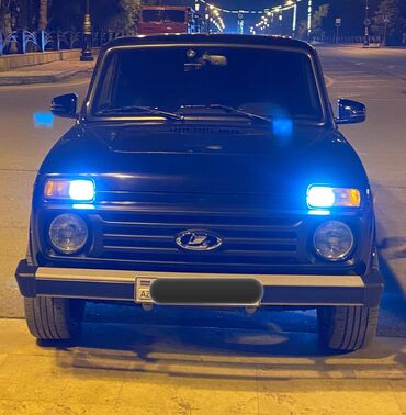 Lada Niva (VAZ 2121/21214) — qara rəngli, şəhər və off-road üçün