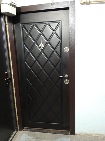 qapi darvaza: Metall giriş qapısı – klassik romb naxışlı panel - Material: möhkəm