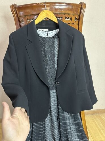 спортивное оборудование: Женский укороченный пиджак черного цвета. - Классический крой с