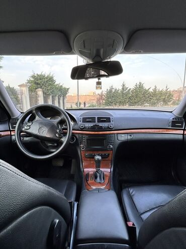 Mercedes-Benz: Mercedes-Benz E-Class sedan (W211) – qara rəngdə, klassik dörd qapılı — 7