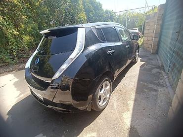audi ucuz: Bu Nissan avtomobilinin interyeri qırmızı və qara rənglərdə tərtib — 5