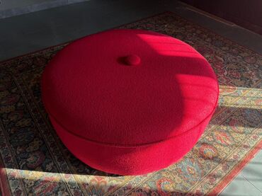 аренда пуфиков: Пуф/оттоманка круглой формы, ярко‑красный. - Диаметр ориентировочно