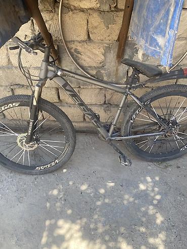 velosiped 28: VEGAS hardtail dağ velosipedi - Geniş alüminium çərçivə, yuxarı — 3