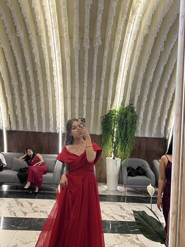 шикарное вечернее красное платье: Пышное вечернее платье