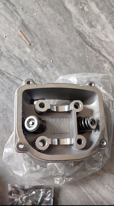 Мотозапчасти и аксессуары: Набор запчастей для малокубатурного мотоцикла/скутера: - Головка — 1