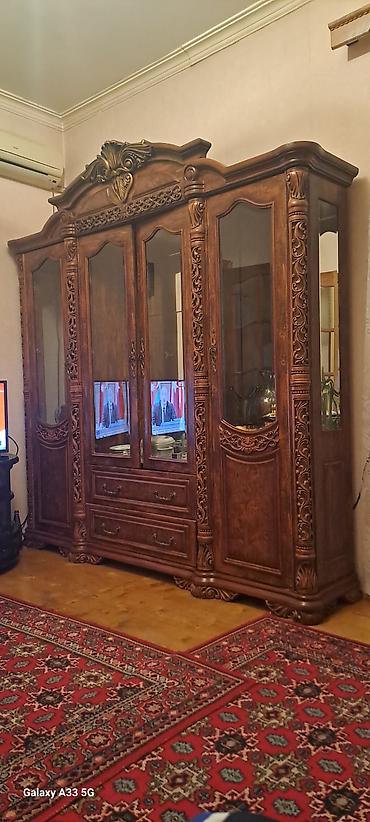 Klassik üslubda iri vitrinli bufet/dolab - Material: massiv ağac lalafo.az -da Klassik üslubda iri vitrinli bufet/dolab - Material: massiv ağac
