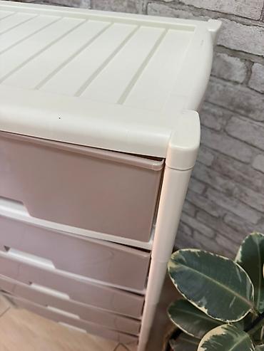 Комоды для одежды: Пластиковый комод с пятью выдвижными ящиками белого цвета и салатовым — 4