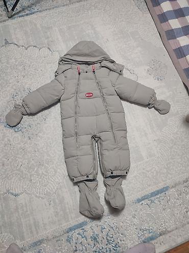 moncler: Детский утеплённый комбинезон Moncler светло-серого цвета. Подходит — 1