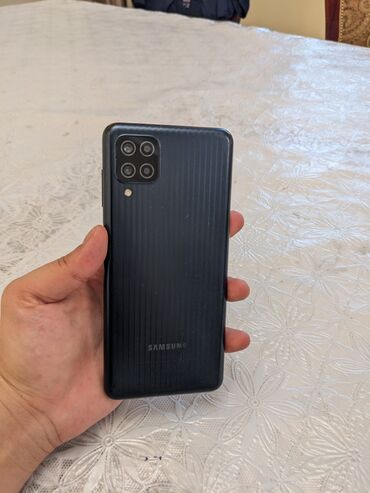 телефоны телефоны: Samsung Galaxy M12, Колдонулган, 32 ГБ, түсү - Көк, 2 SIM
