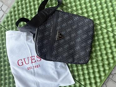 pull bear: Сумка через плечо GUESS - Формат: компактная кросс-боди/мессенджер. - — 1