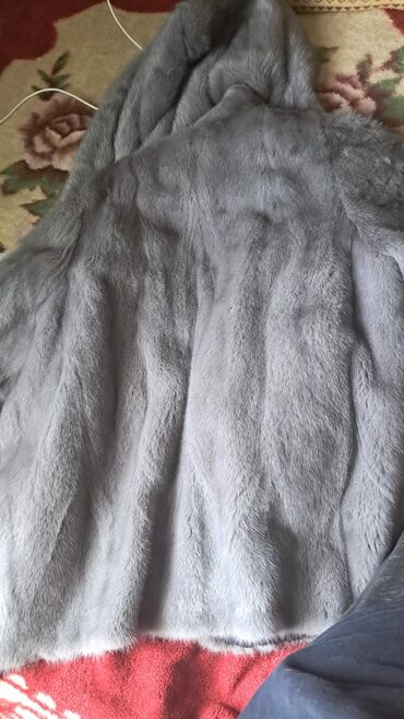 Ətəklər: Boz rəngdə xəz palto - Brend/etiket: DEDAFUR - Material: yumşaq, sıx