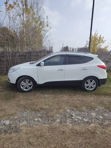 Hyundai: Hyundai ix35, ağ rəngli krossover/SUV. Xarici: - Ağ kuzov, qara alt — 9