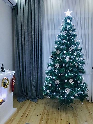 Bayram üçün bəzədilmiş süni şam ağacı oyuncaqlar hamisi ustunde
