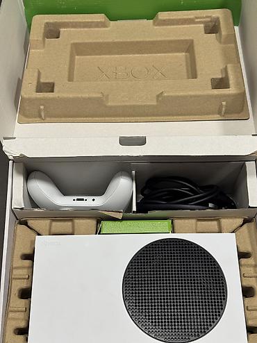 xbox seri s: Xbox Series S oyun konsolu Xüsusiyyətlər: - Rəng: ağ, yuxarı hissədə — 2