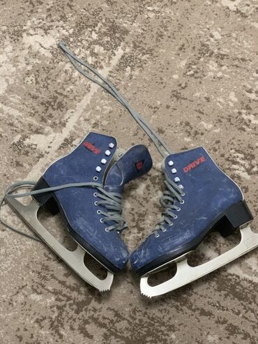 Коньки: Продам 2конька синие размер 37 в среднем состоянии с Москвы Белые — 7