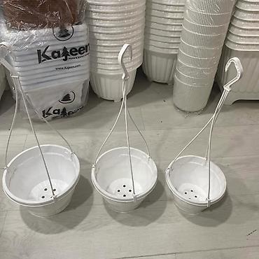 Bitkilər üçün dibçəklər: Dibcek Asqılı – plastik, ağ rəng - İstifadə: balkon, terras, eyvan — 2