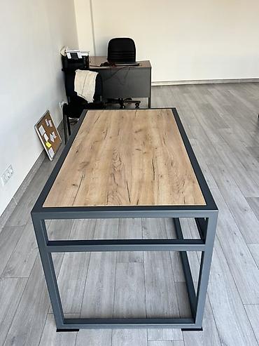 iş masa: Loft üslubunda ofis masası. Metal karkas və taxta teksturalı üst səth — 3