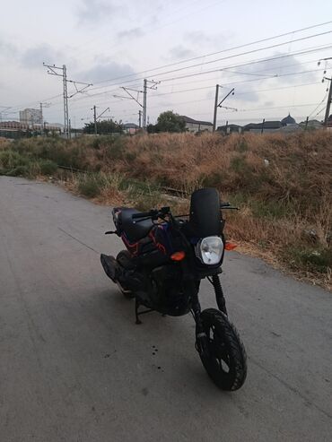 Bu motosiklet şəhər yollarında istifadə üçün əlverişli, kompakt bir
