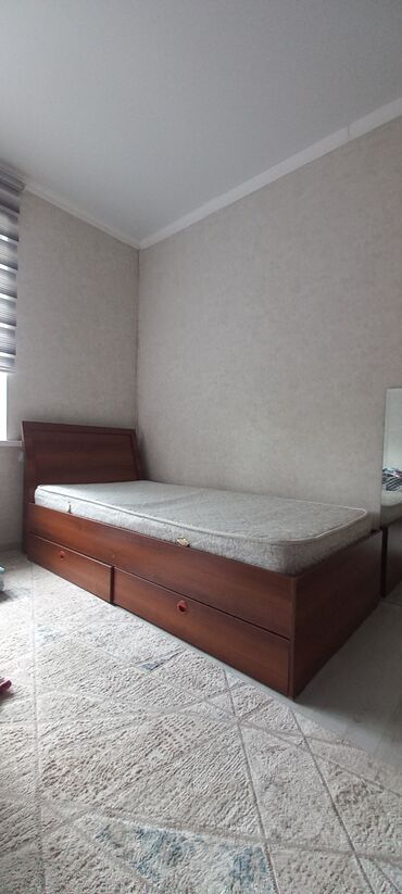 чехлы бу: Продаю две кровати с матрасом б/у 
ширина 105
длина 2