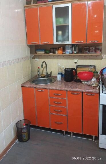 сдаю 1 комнатную квартиру в оше: 1 бөлмө, 34 кв. м, 105-серия, 3 кабат, Косметикалык ремонт