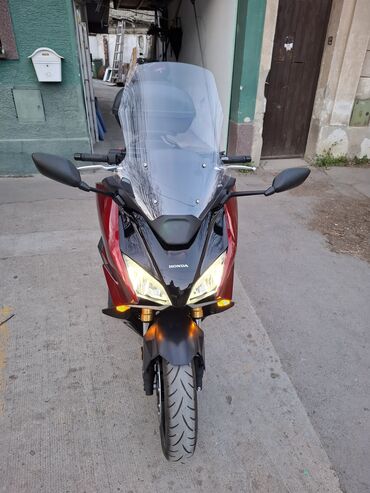 Honda: Honda Forza (serija maxi skutera) – crveno/crna - Snažan i ekonomičan — 2